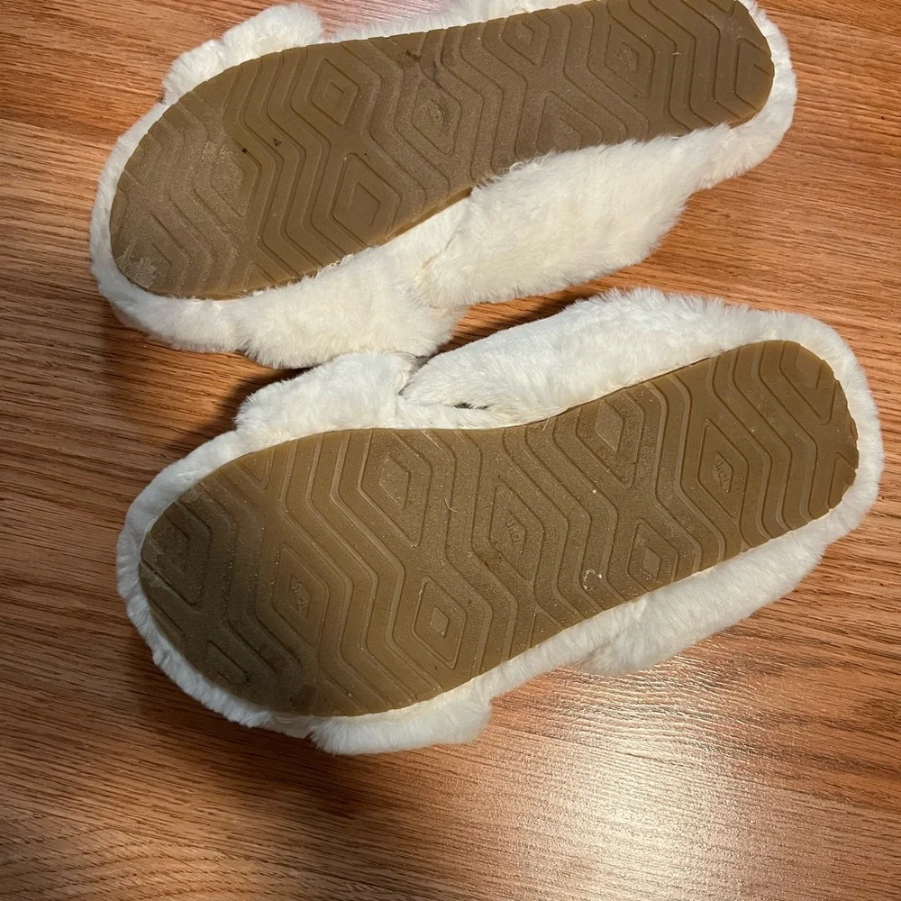 TOMS furry white toms slippers - Picture 6 of 6